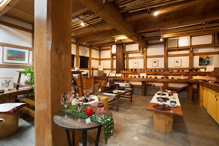 創業100年以上の萬荒物屋の目利きが営む蔵の店「与志む良」