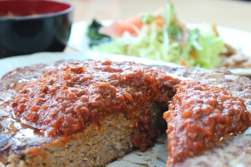 １ｋｇの超ビッグハンバーグを完食できるか！