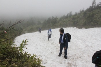 7月なのに、雪山登山!?