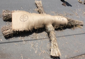 かや人形で悪霊退散