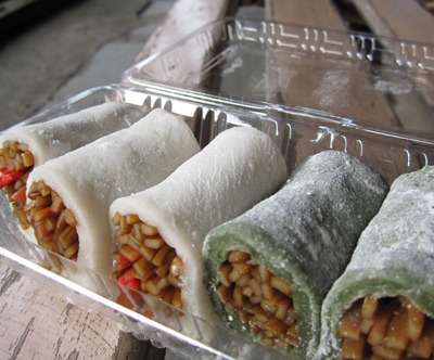 お餅と黒石やきそばのコラボ商品「やきそば大福」登場！