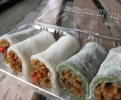 お餅と黒石やきそばのコラボ商品「やきそば大福」登場！