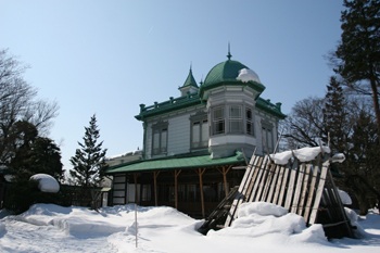 雪の中の盛美園で、アリエッティを探そう
