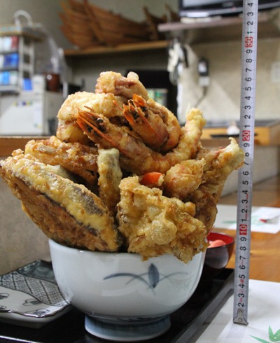 で、でかっ!!　超巨大天丼「魚政」