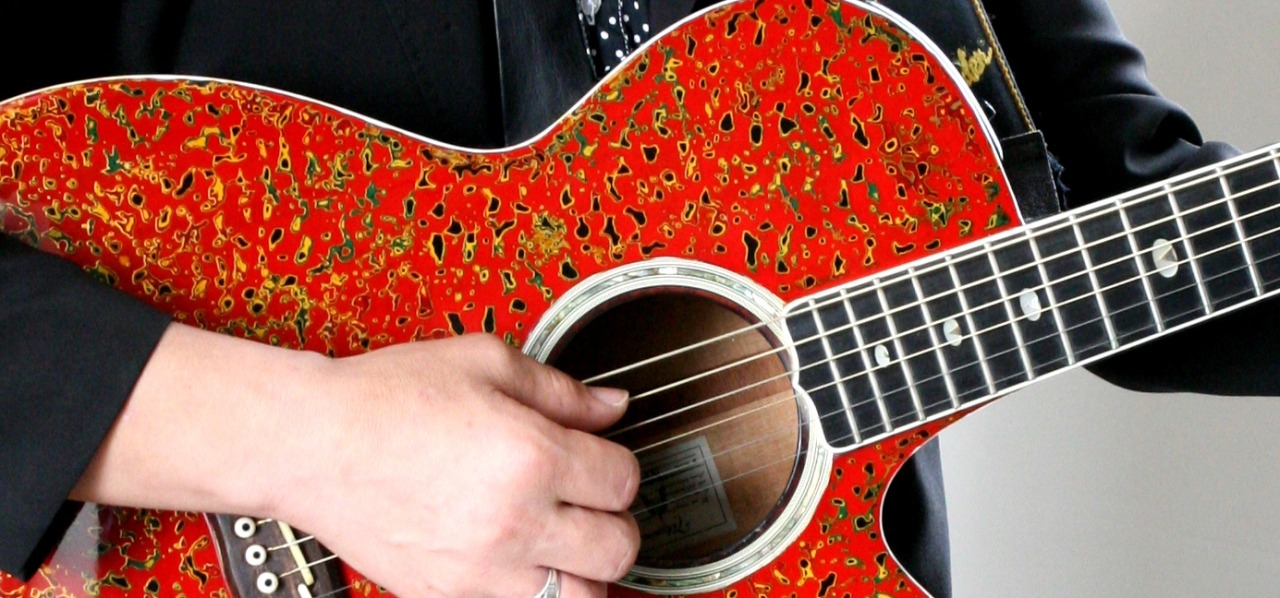 津軽塗のギターでふるさと深浦をＰＲ　～近藤 金吾～