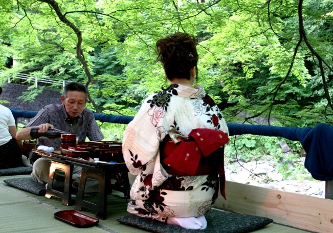 中野もみじ山の川床で美味しい食と涼を楽しむ