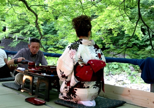 中野もみじ山の川床で美味しい食と涼を楽しむ
