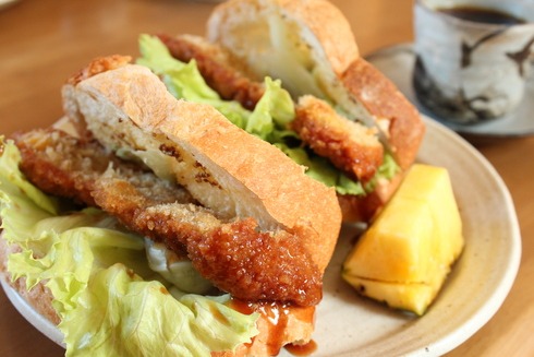 喫茶店で男前カツサンド