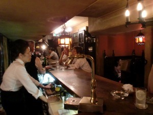 誰もがあの席に座りたがるバー