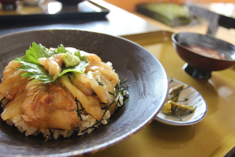 美味！鰺ヶ沢のヒラメのヅケ丼！