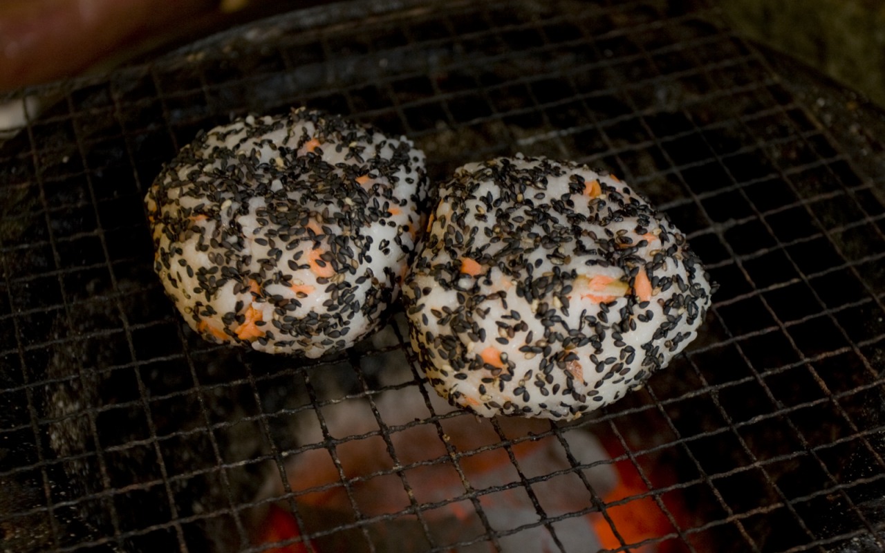 青森市の古川市場で食べる焼きおにぎり～横山商店・はるえ食堂