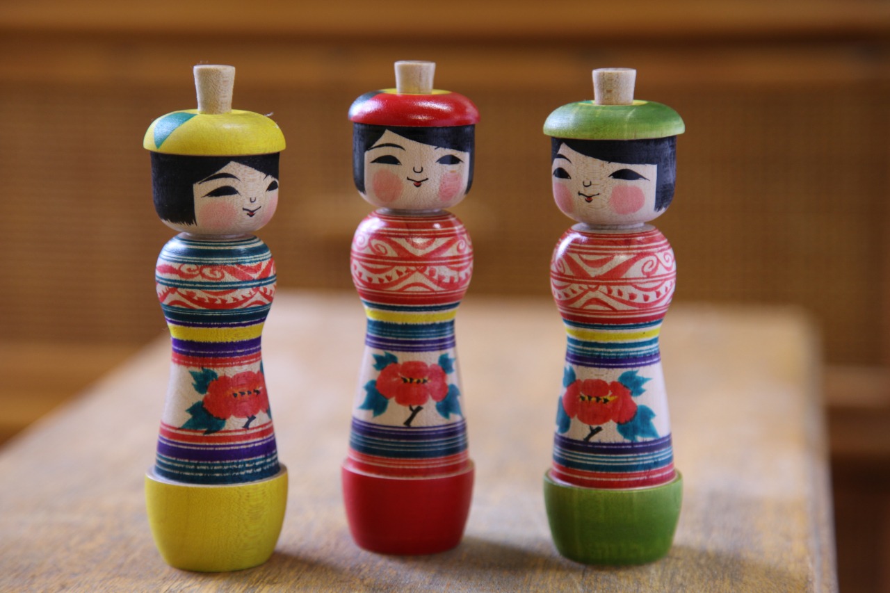 赤いほっぺと笑顔がかわいい津軽系こけしの「りんごこけし」