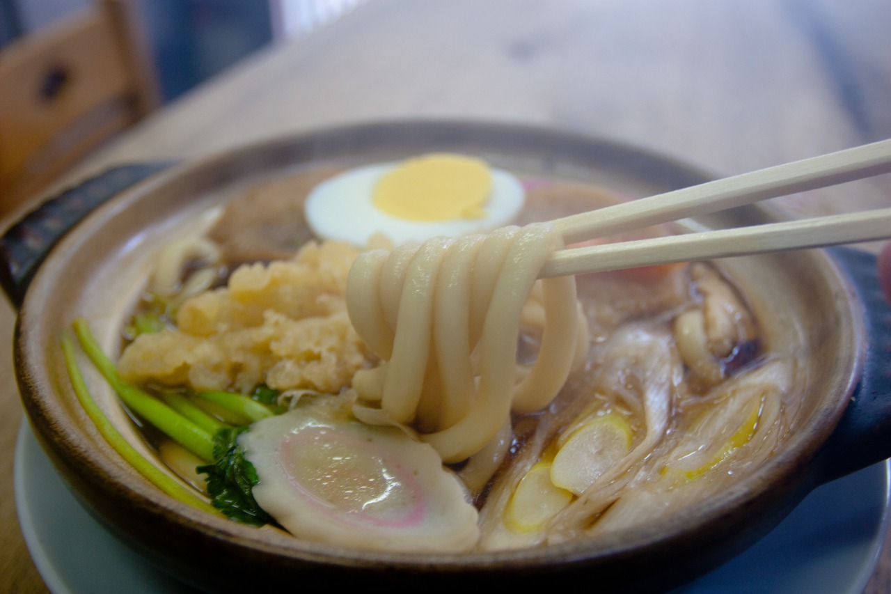 青森市松原にある「はら食堂」のなべやきうどん、これからが食べごろです!