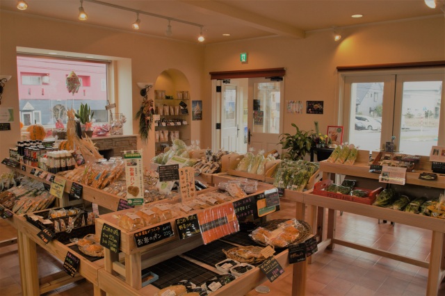 おいらせ町にある、野菜のお店「ファーマーズマルシェhitotsubu（ヒトツブ）」が人気の訳。