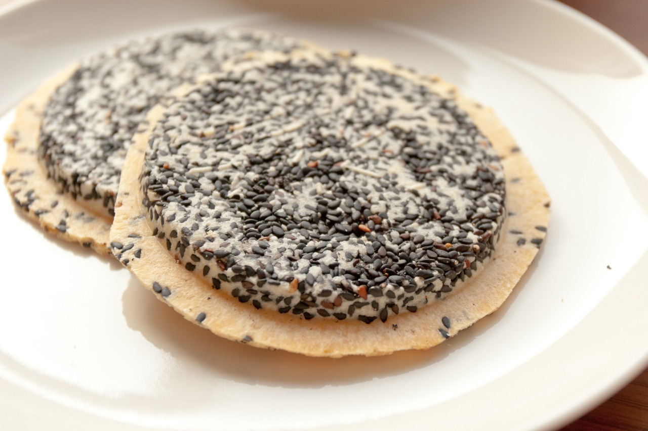 胡麻の風味が香る、マルカワ渋川せんべいの「胡麻新月（ごましんげつ）」