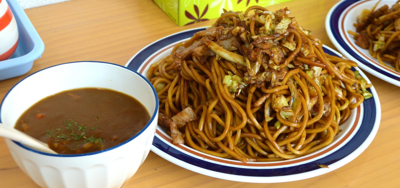 大盛焼きそばに、カレーをトッピング！？「原田製麺」