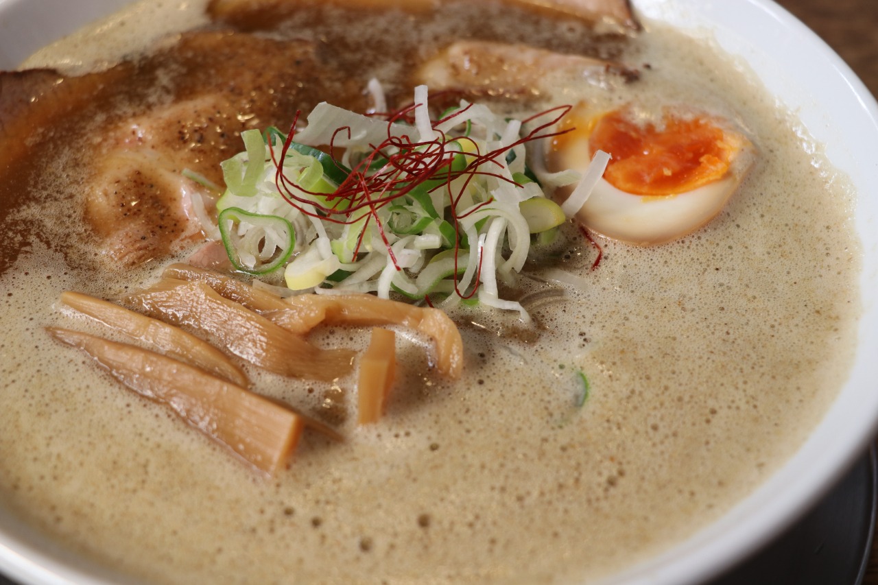まさにラーメン界のカプチーノ！青森市「麺やゼットン」のドロ煮干し