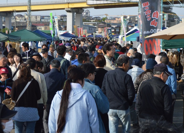 やっぱり日曜日は、日本一の“館鼻岸壁朝市”