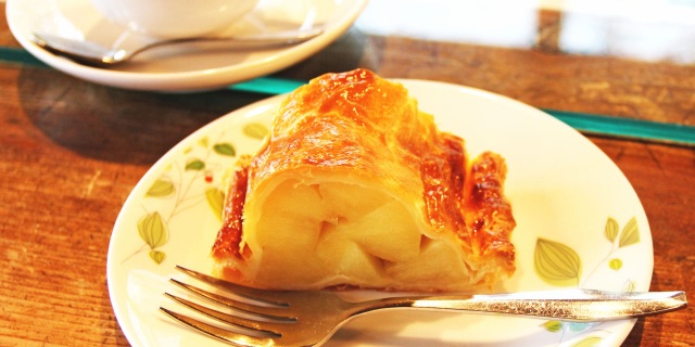 十和田湖マリンブルーのアップルパイ