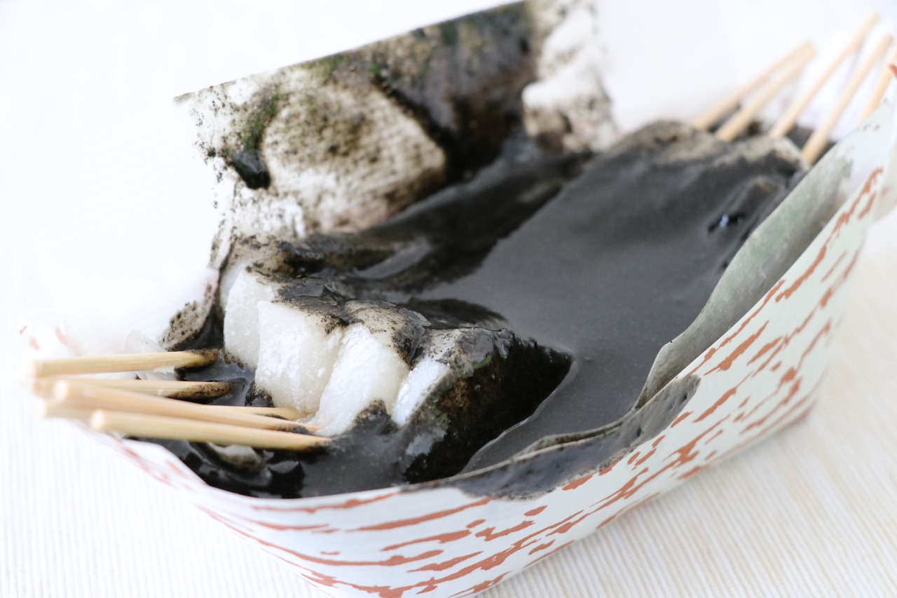 秘伝の胡麻だれに浸かる餅　弘前市戸田うちわ餅店