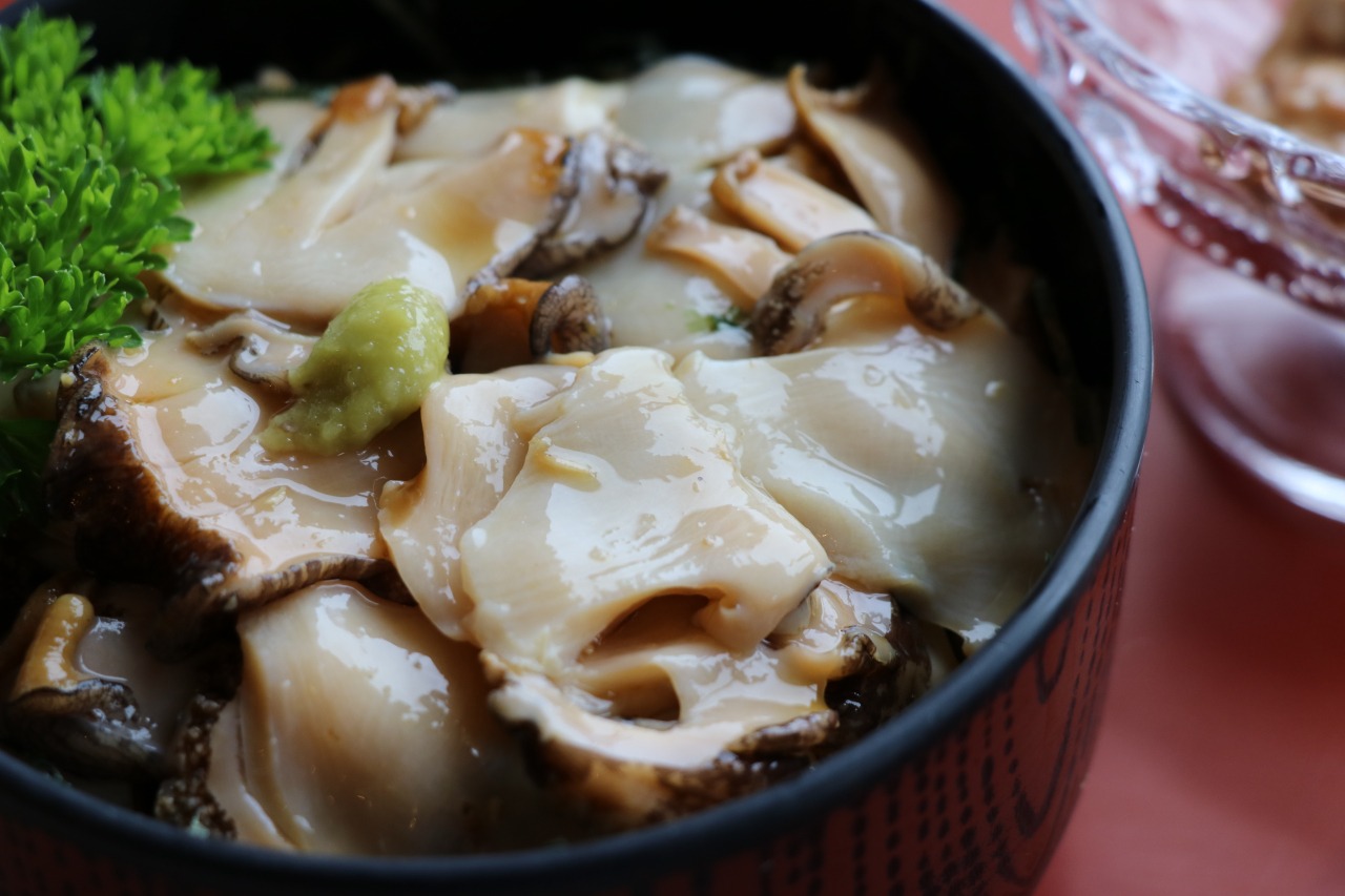 新鮮な活あわびを贅沢に使ったあわび丼!新鮮さの秘密は・・・。