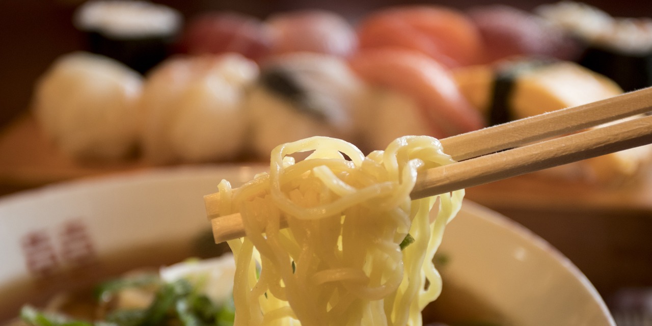 中泊町のサプライズ、ラーメン定食800円(お寿司付き)