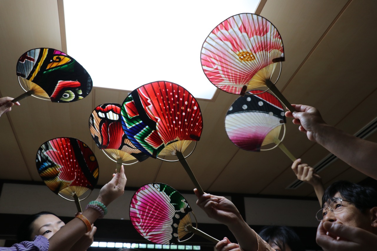 黒石ねぷた祭りで使われた本物の絵で作るうちわ制作体験