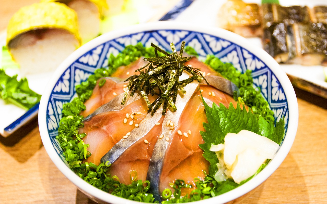 「全国ご当地どんぶり選手権」で2年連続グランプリを受賞した「八戸銀サバトロづけ丼」