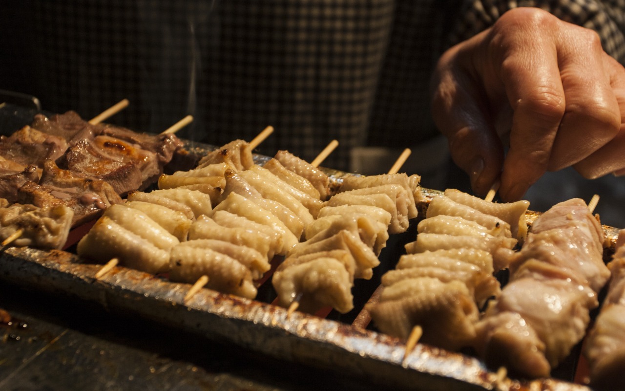 「佐々木精肉店」の焼き鳥で味わう、新鮮な肉のおいしさ!