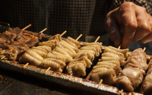 「佐々木精肉店」の焼き鳥で味わう、新鮮な肉のおいしさ！