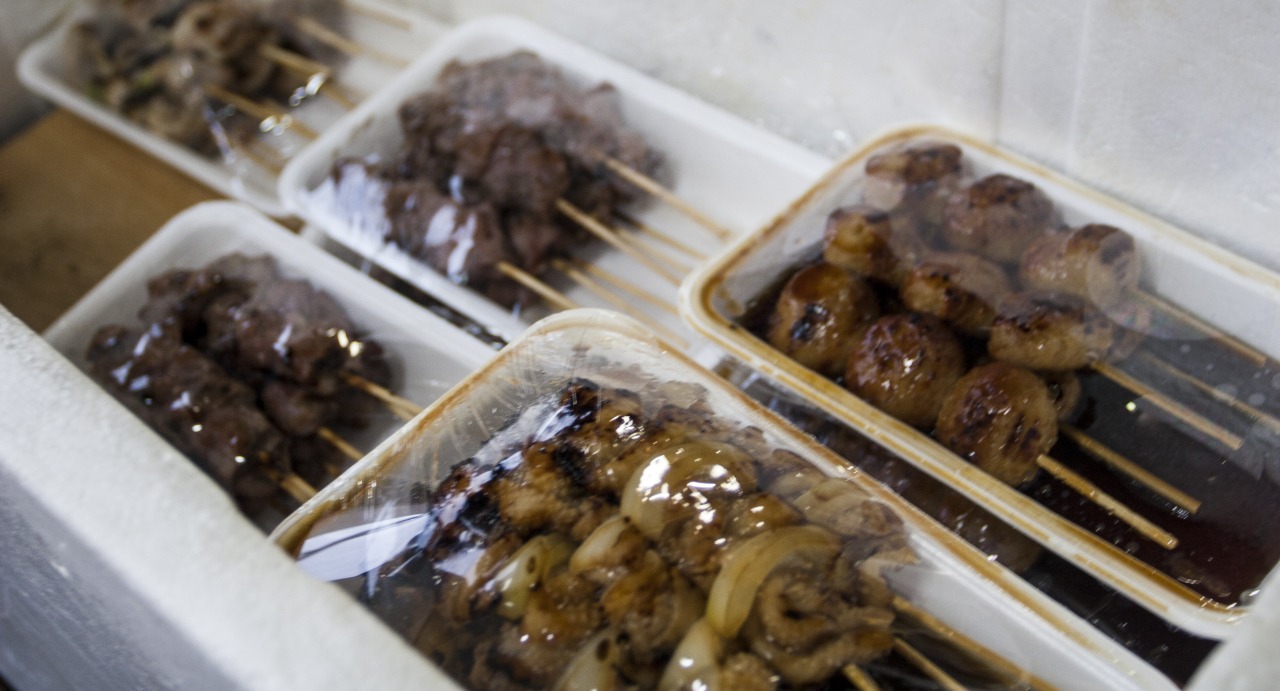 ごはんのおかずにも、酒の肴にもなるので大人買い。「やきとり山久」。