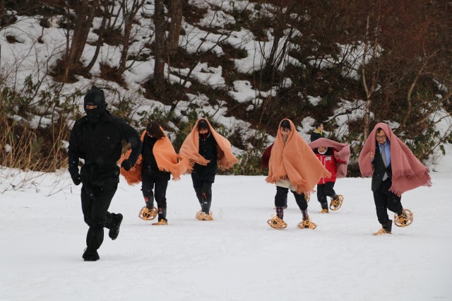 地吹雪体験第二弾は青森市浅虫から！怪しい影(?)が皆様をご案内