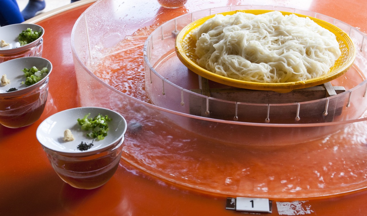 「フライドニジマス」を待つ間、流しそうめんでお楽しみください!