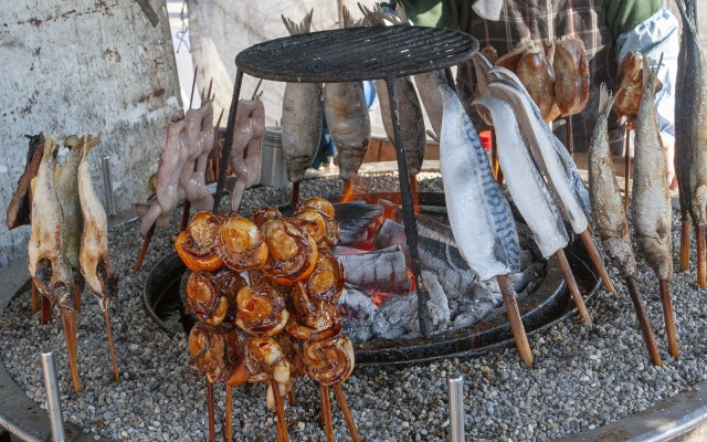 来場者が毎週1万人以上、全国最大規模の朝市「館鼻岸壁朝市」