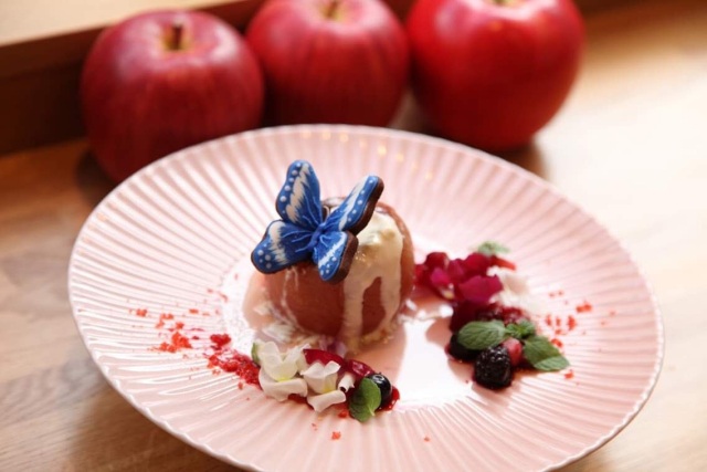 スイーツアーティストAI OKADAさんが空間プロデュース「丸ごと青森りんごカフェ」