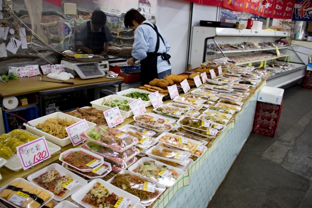 おふくろ味の総菜を、その場で食べちゃおう！！