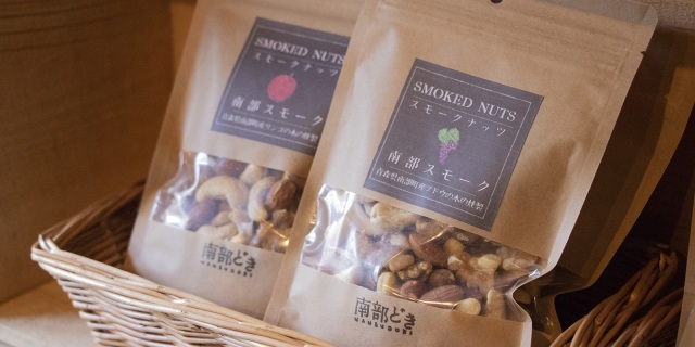 三戸駅前にコーヒーと燻製のカフェ「南部どき」オープン！