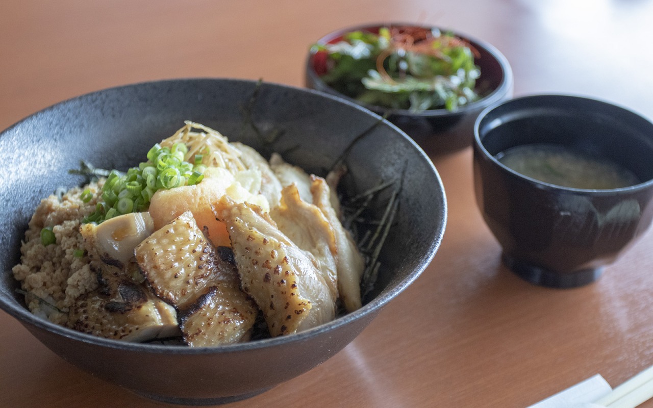 最高に美味い県特産地鶏を使用した「青森シャモロック三昧丼」