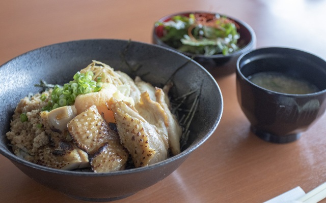 最高に美味い県特産地鶏を使用した「青森シャモロック三昧丼」