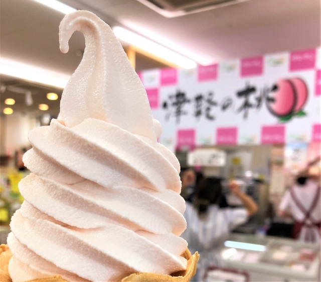 「津軽の桃」のソフトクリームが大人気！