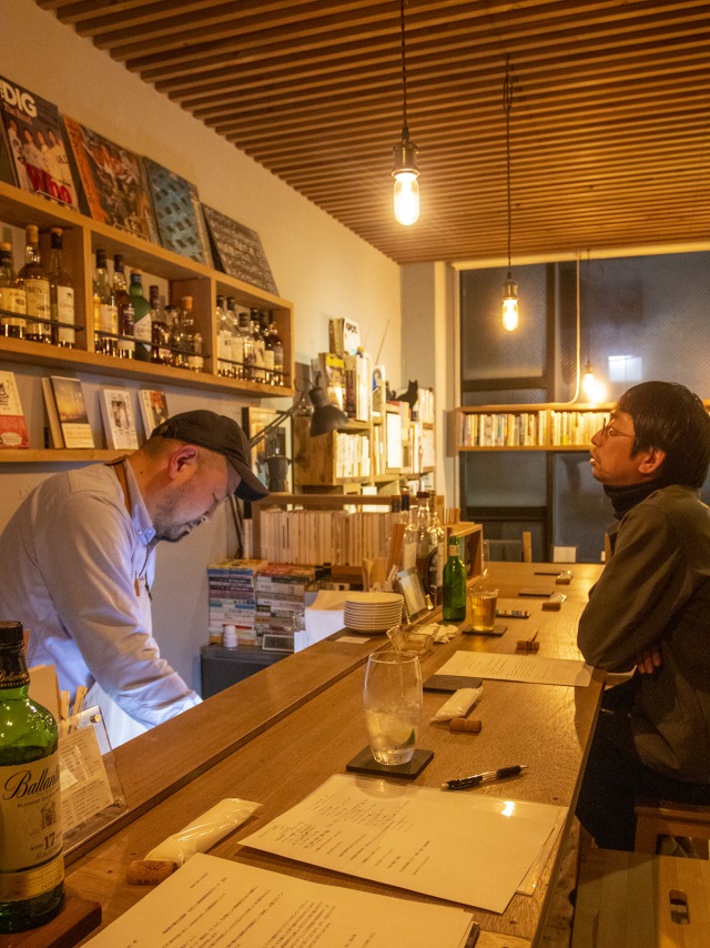 【八戸市 ANDBOOKS】自分だけの時間がゆっくり流れる、孤高のブックバー＆カフェ