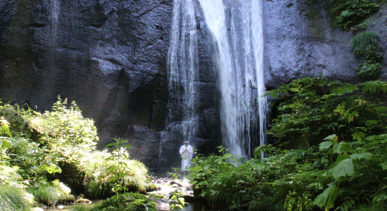 【青森市 御鈴大滝／石神神社】青森の奥地の秘境パワースポットで滝行体験！