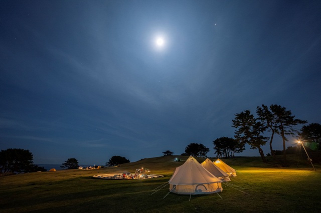 種差海岸天然芝生地でグランピング（ザボンの月見体験つき）