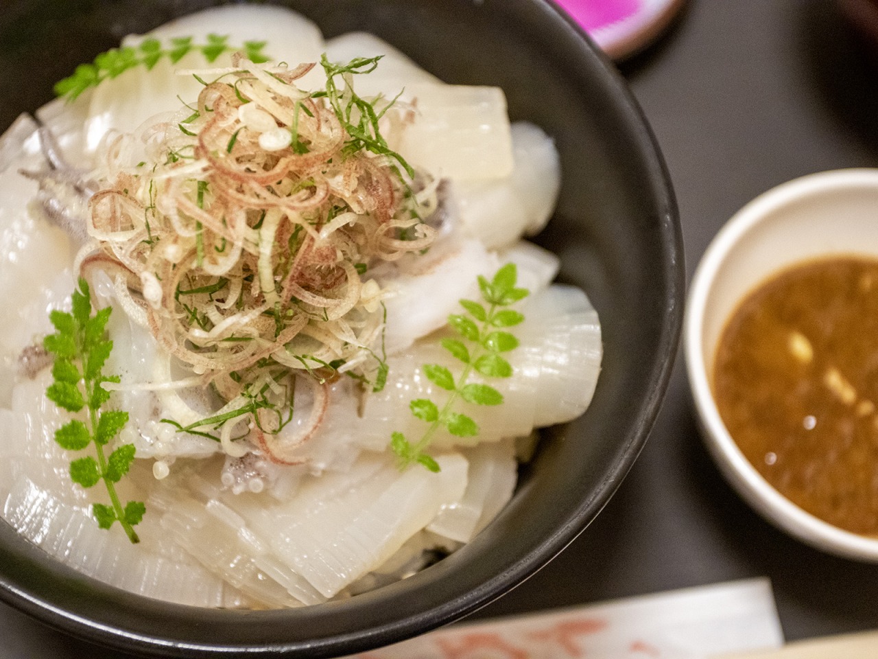 これは贅沢！！三沢昼いか、赤とんぼ定食と活イカ丼〜三沢市「旬の味　炭火焼いろり」〜