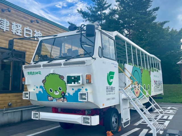 水陸両用バスで白神山地ダムレイクツアー