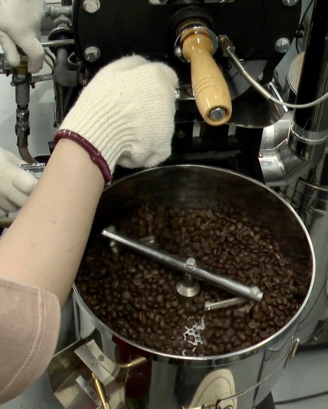 至福のひと時を目指して！〜りんごの木の炭でコーヒー焙煎体験〜