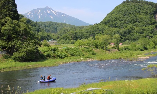 水の冷たさ、急流下りの爽快感、圧倒的大自然で暑い夏をぶっ飛ばす！！〜岩木川ラフティング〜
