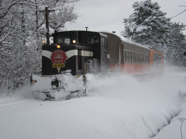 津軽の冬は「ストーブ列車」と「地吹雪体験」