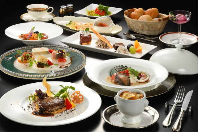 毬姫牛のヒレステーキとアワビと八戸産魚介のコトリヤード