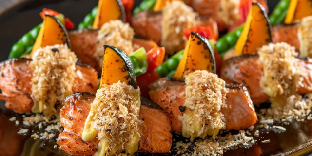 焼きサーモンのスパイシーパン粉焼き（青森の秋  海の幸と林檎を味わい尽くすご当地ビュッフェ）